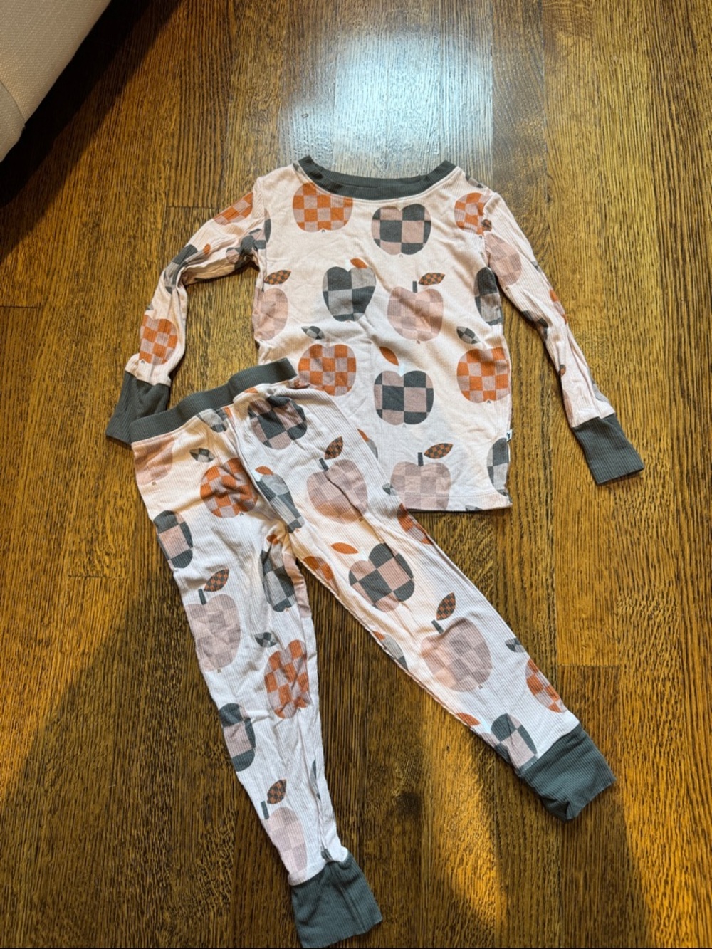 Girls' Long Sleeve Apple Print Pajama Set in Peach & Gray